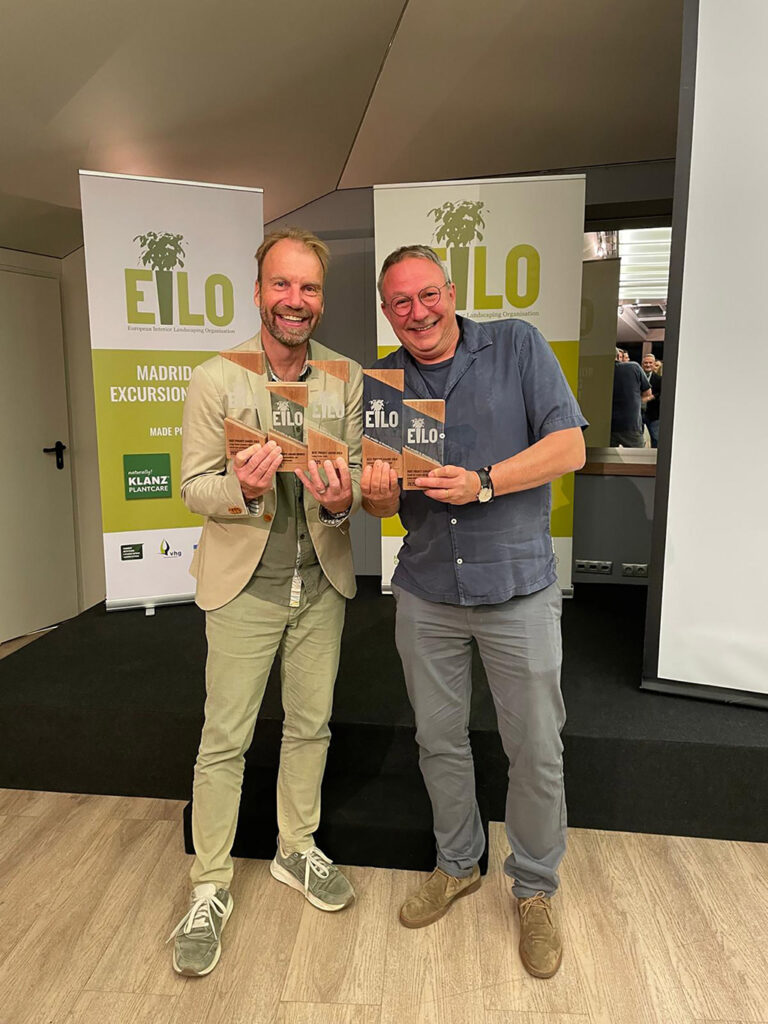 Stellvertretend nahmen Geschäftsführer Michel Aebi (l.) und Alexander Hildebrand die Eilo Awards für alle Gewinnerprojekte der Element Green Partnerbetriebe entgegen. Bildnachweis: Gerrit Roessink