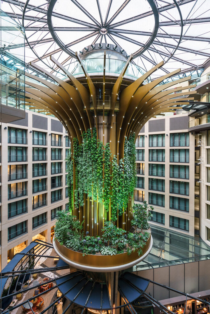 Vorzeigeprojekt in Berlin: der Living Tree im Radisson Collection Hotel zeigt, was mit Kreativität, Kooperation und Expertise machbar ist. Bildnachweis: Peter Margis
